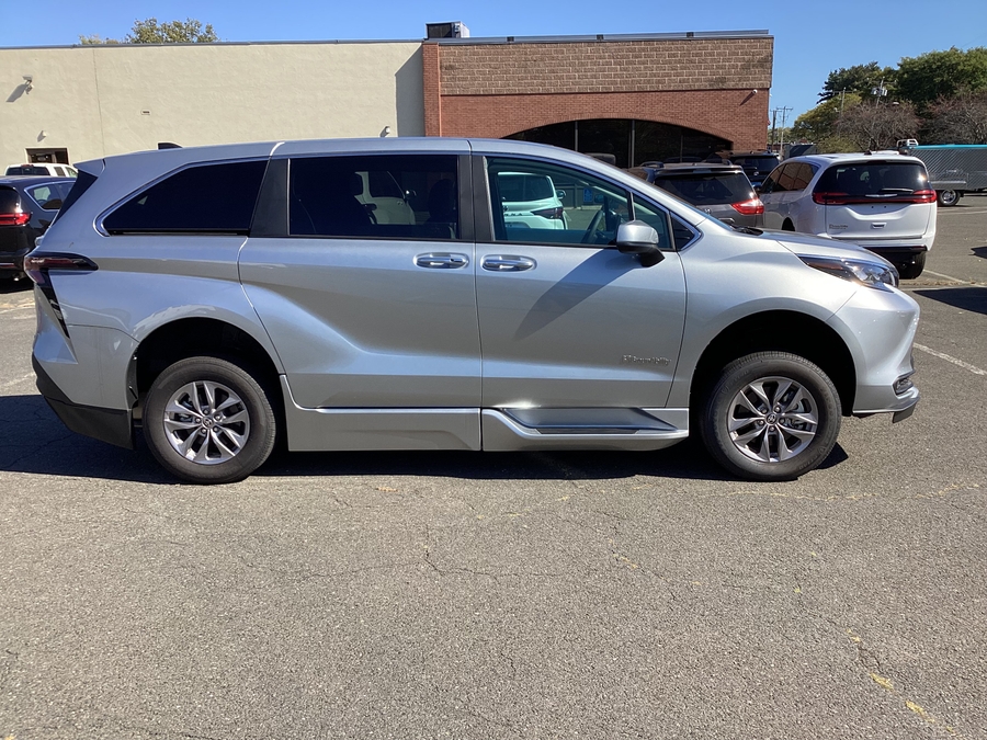 Silver Toyota Sienna image number 11