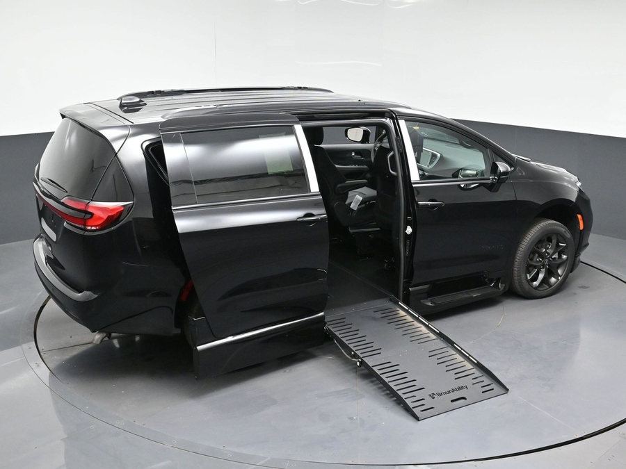 New 2026 Chrysler Pacifica Select Sport - BraunAbility Side Entry Fold Out Automatic Ramp