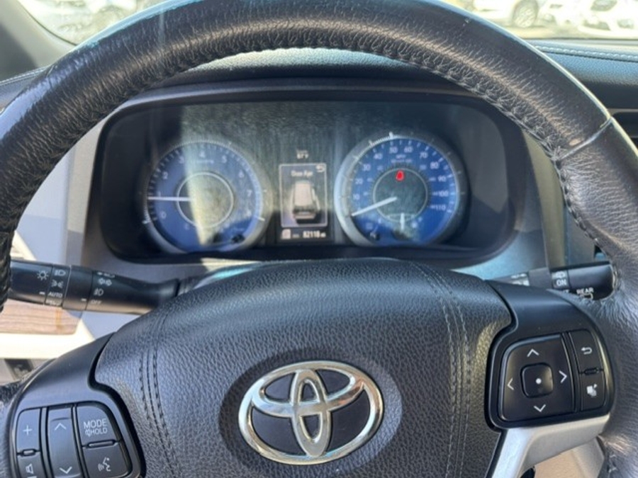 Grey Toyota Sienna image number 9