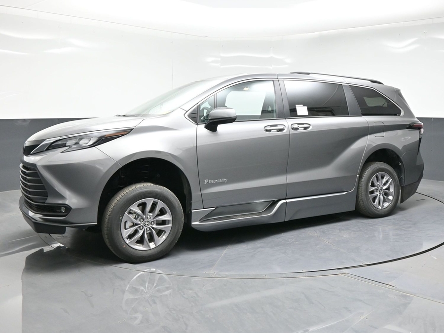 Grey Toyota Sienna image number 6