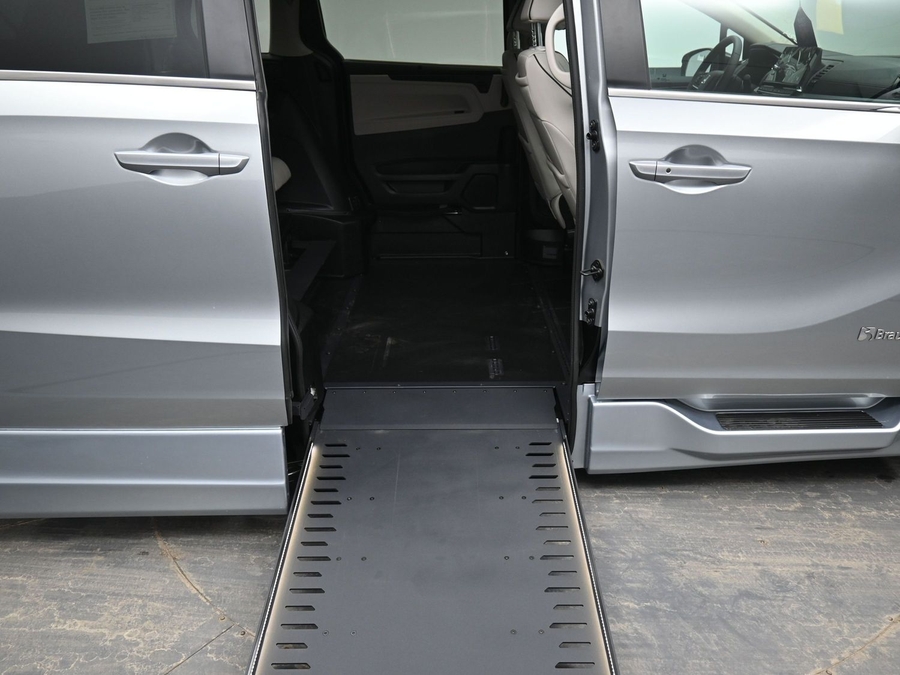 Silver Honda Odyssey image number 11