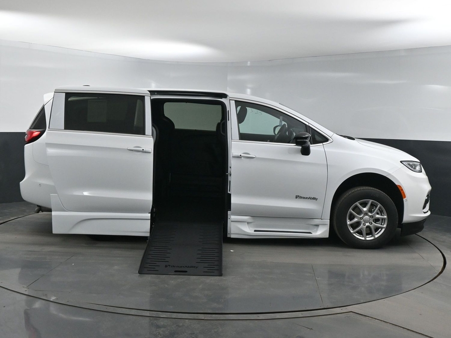 New 2025 Chrysler Pacifica Select Safety - BraunAbility Side Entry Entry Fold Out Automatic Ramp
