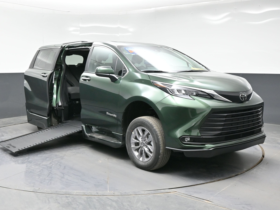 New 2026 Toyota Sienna Hybrid XLE Base - BraunAbility Side Entry Fold Out Automatic Ramp