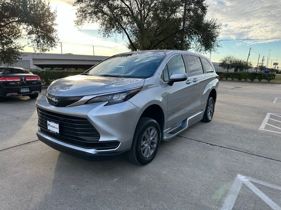 Used 2024 Toyota Sienna Hybrid LE - BraunAbility Side Entry Entry Fold Out Automatic Ramp