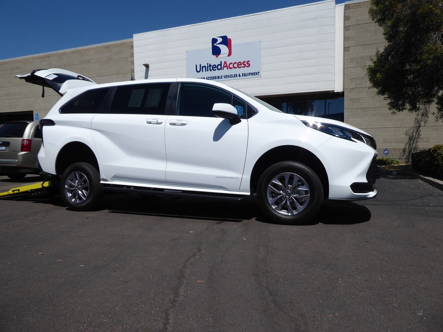 New 2026 Toyota Sienna Hybrid LE - Vantage Mobility Rear Entry Fold Out Manual Ramp