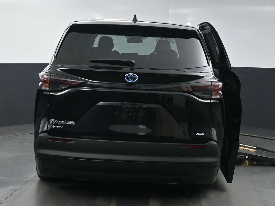 New 2025 Toyota Sienna Hybrid XLE Base - BraunAbility Side Entry Entry Fold Out Automatic Ramp