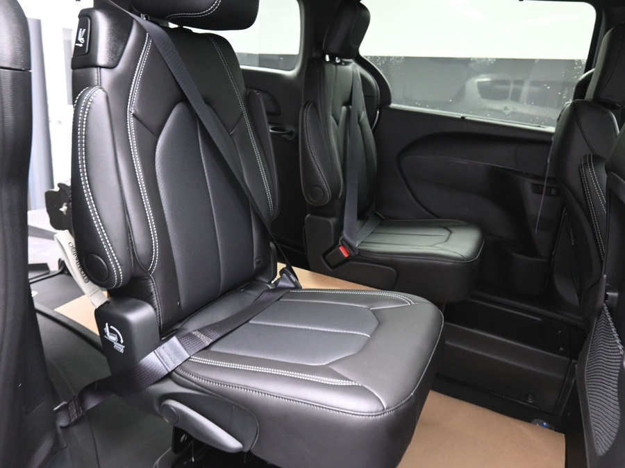 Silver Chrysler Voyager image number 15