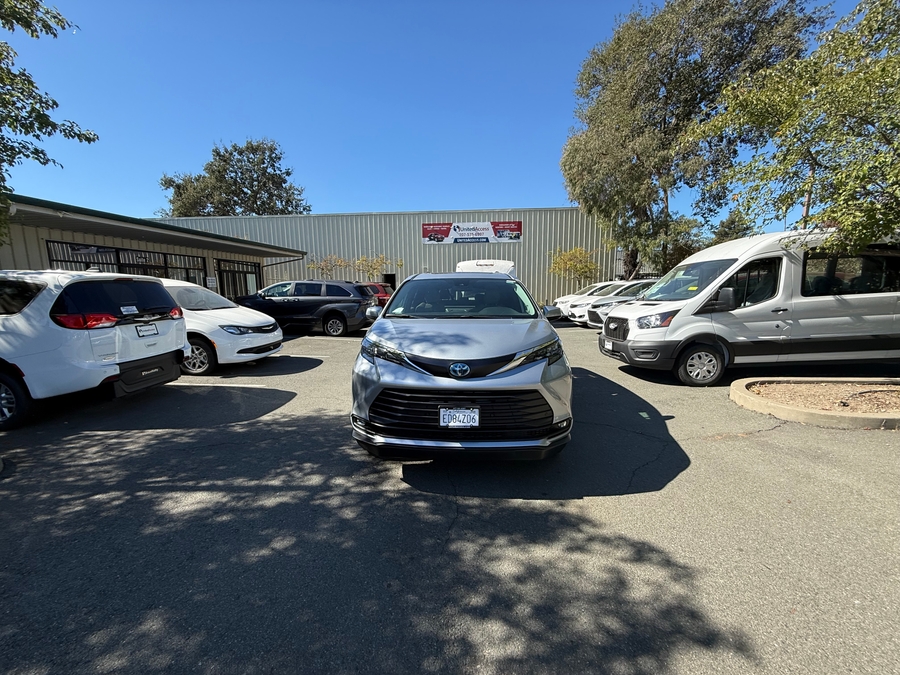 Used 2025 Toyota Sienna Hybrid XLE Plus - BraunAbility Side Entry In Floor Automatic Ramp