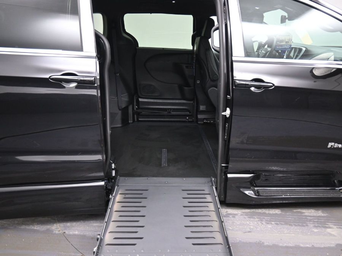 Black Chrysler Pacifica image number 10