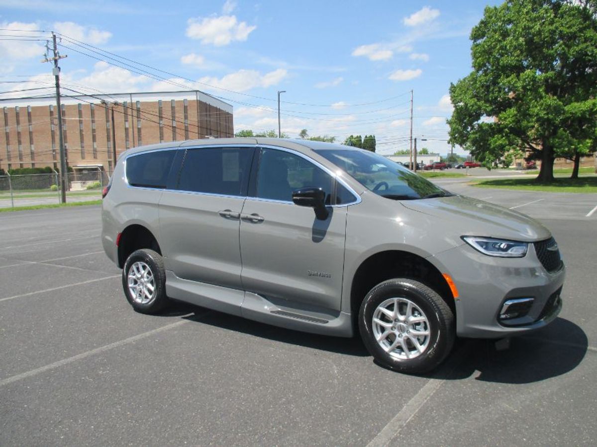 Grey Chrysler Pacifica image number 7