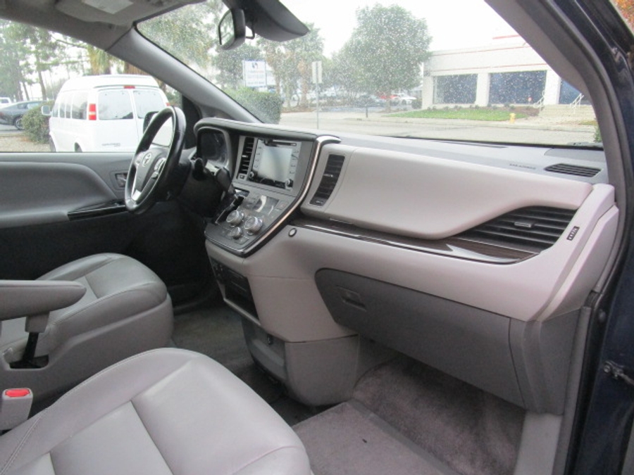 Used 2018 Toyota Sienna XLE Base - VMI Side Entry Entry In Floor Automatic Ramp