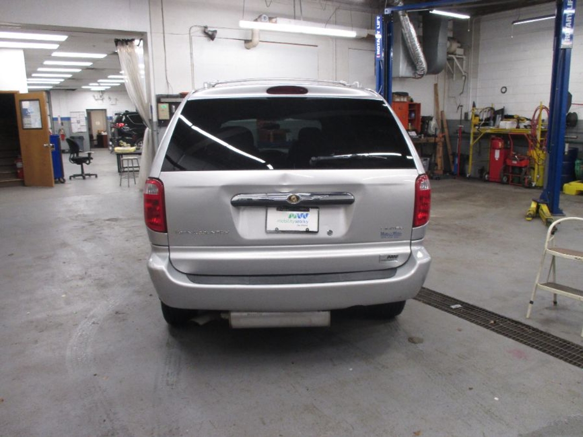 2003 CHRYSLER TOWN AND COUNTRY - Image 3