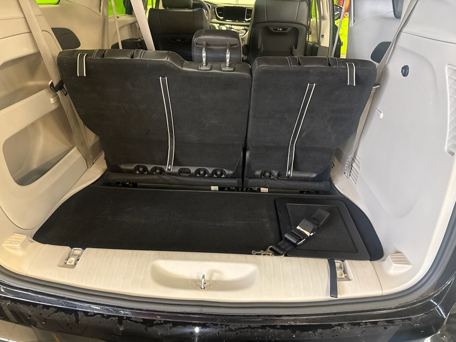 Black Chrysler Pacifica image number 12