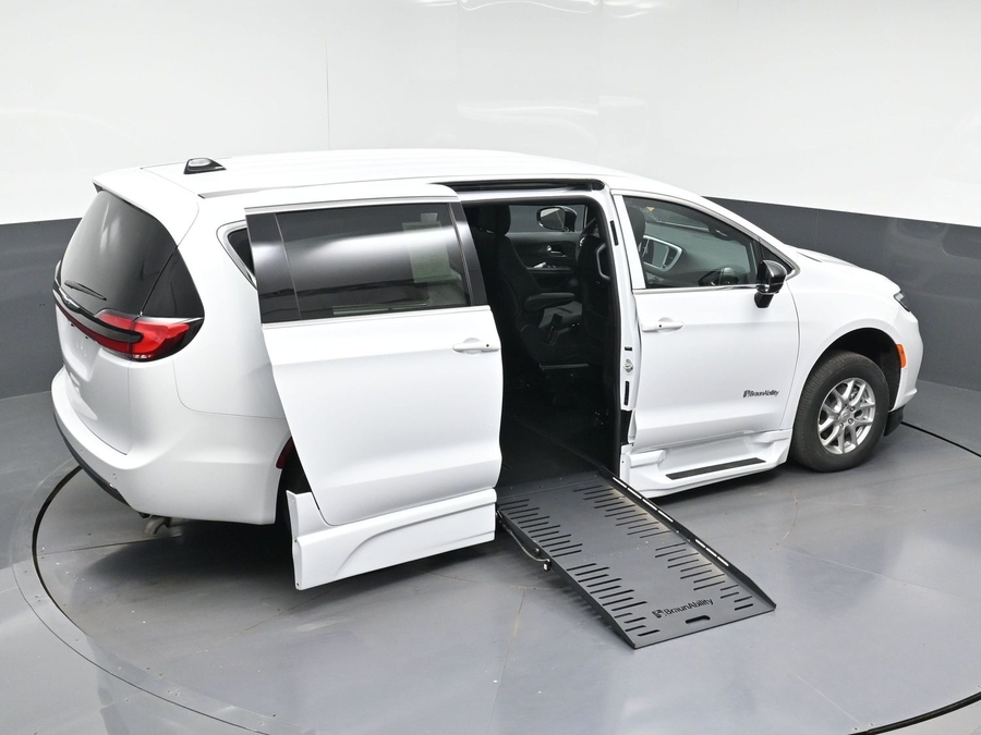White Chrysler Pacifica image number 22