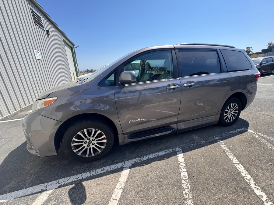 Grey Toyota Sienna image number 1