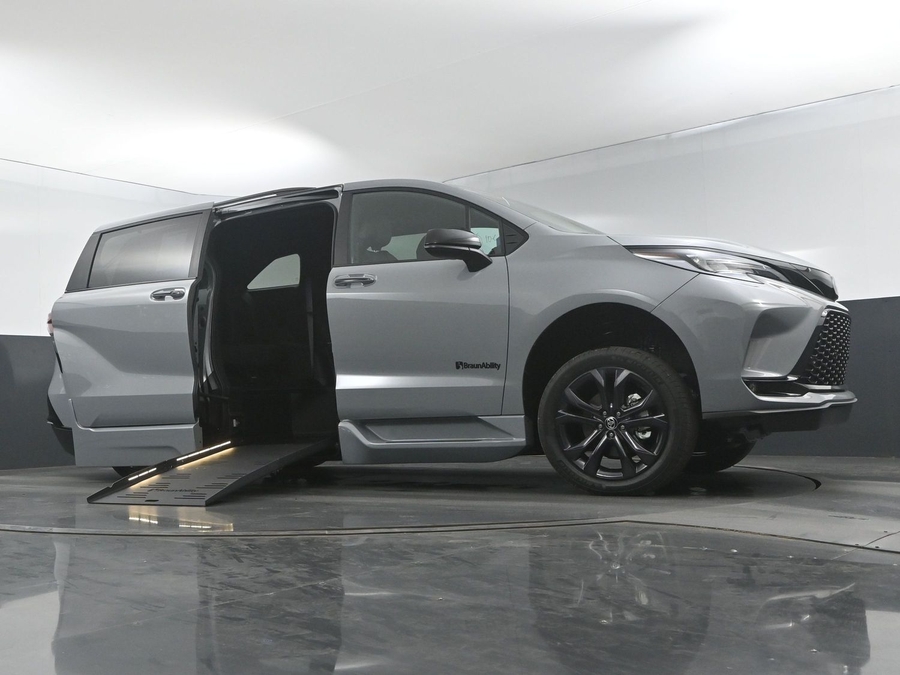 New 2025 Toyota Sienna Hybrid XSE Sport - BraunAbility Side Entry Entry Fold Out Automatic Ramp