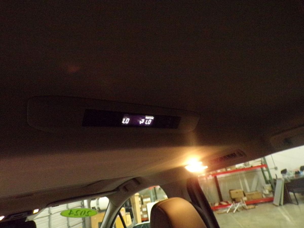 Silver Toyota Sienna image number 7