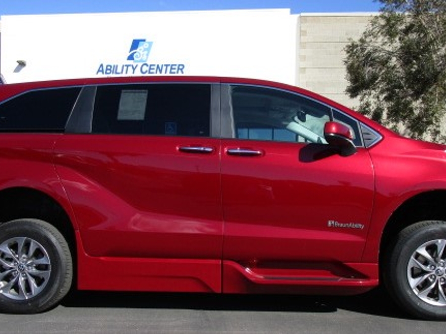 New 2026 Toyota Sienna Hybrid XLE Add - BraunAbility Side Entry Entry In Floor Automatic Ramp