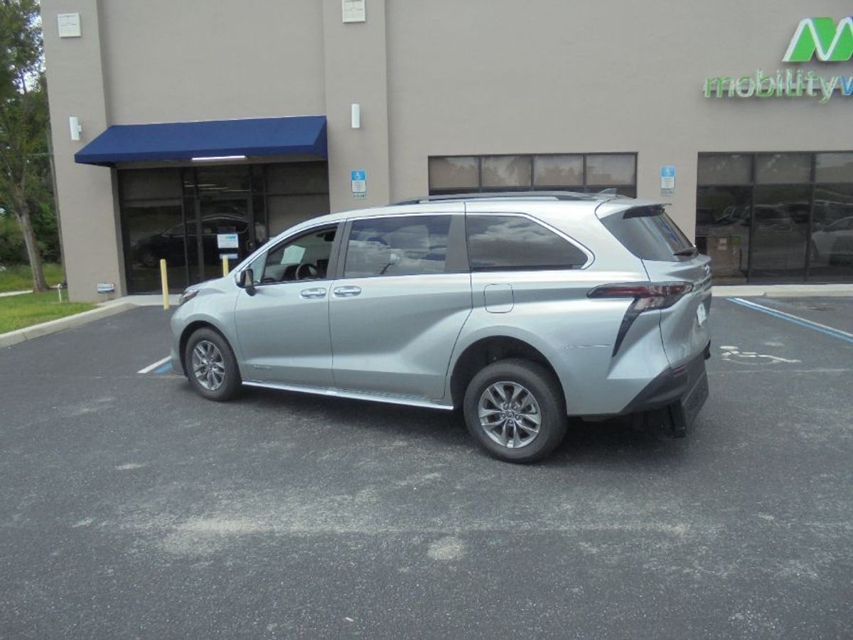 2024 TOYOTA SIENNA - Image 10