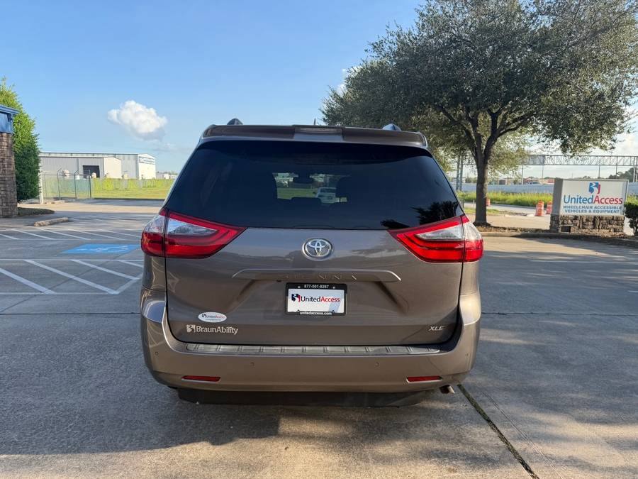 Used 2020 Toyota Sienna XLE - BraunAbility Side Entry Fold Out Automatic Ramp