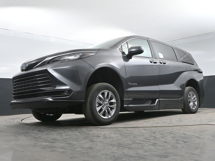 New 2025 Toyota Sienna Hybrid XLE Base - BraunAbility Side Entry Entry Fold Out Automatic Ramp