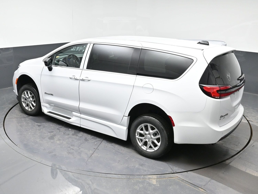 White Chrysler Pacifica image number 21