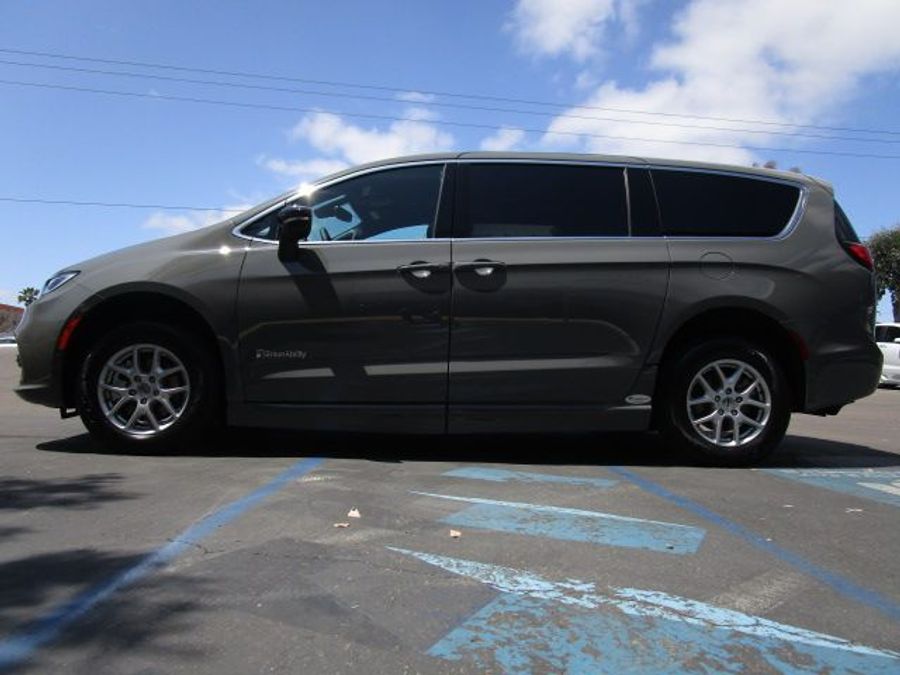 New 2025 Chrysler Pacifica Select Safety - BraunAbility Side Entry Entry Fold Out Automatic Ramp