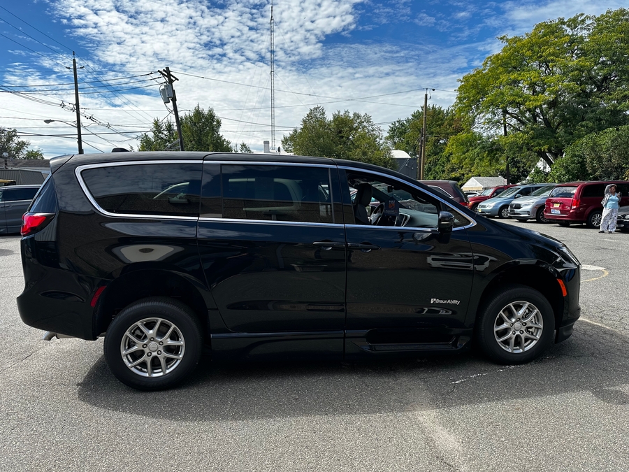 Black Chrysler Pacifica image number 24