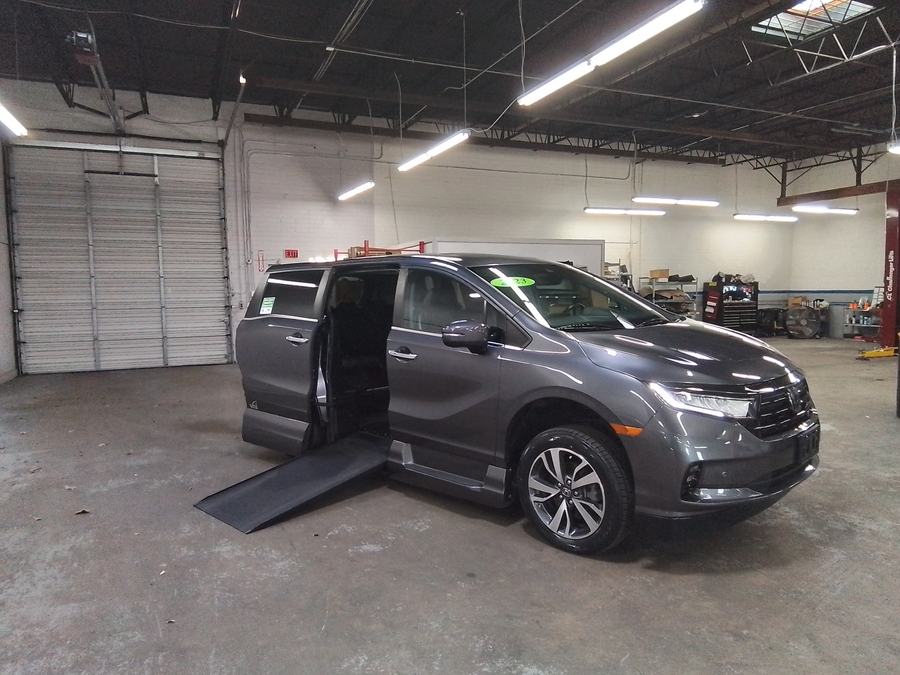 Grey Honda Odyssey with Side Entry Automatic In Floor ramp