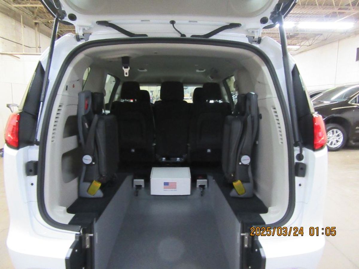 White Chrysler Voyager image number 5