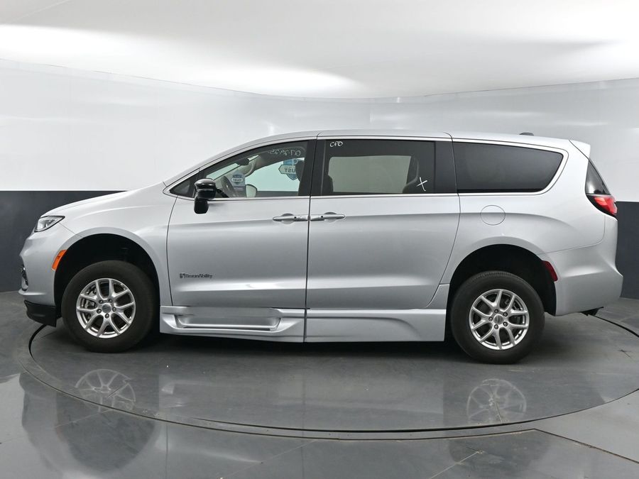 Used 2024 Chrysler Pacifica Touring L - BraunAbility Side Entry Entry Fold Out Automatic Ramp