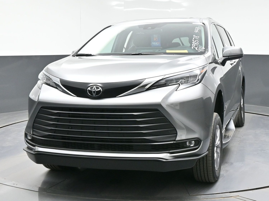 Grey Toyota Sienna image number 9