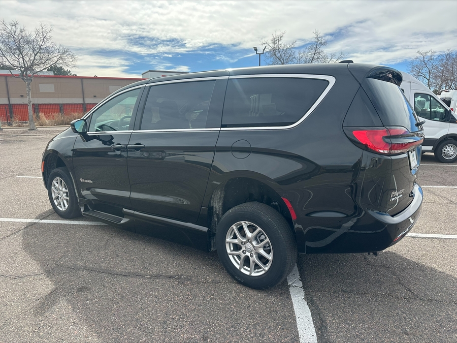 Black Chrysler Pacifica image number 17