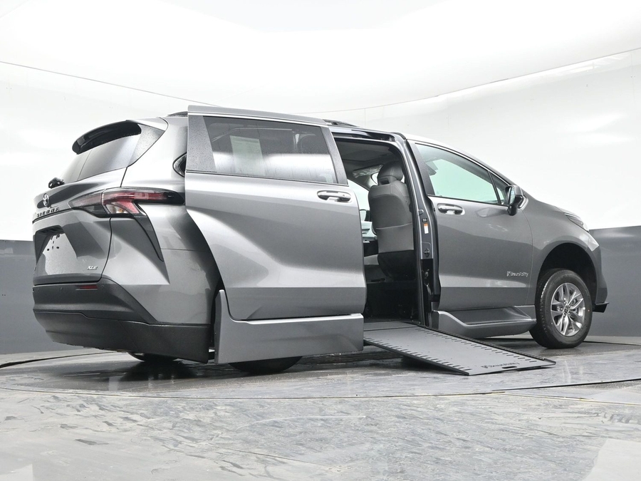 Grey Toyota Sienna image number 20