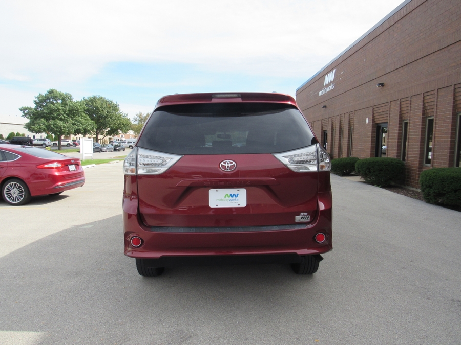 Salsa Red Pearl Toyota Sienna image number 4