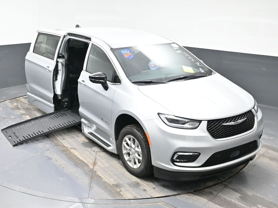 Silver Chrysler Pacifica image number 16