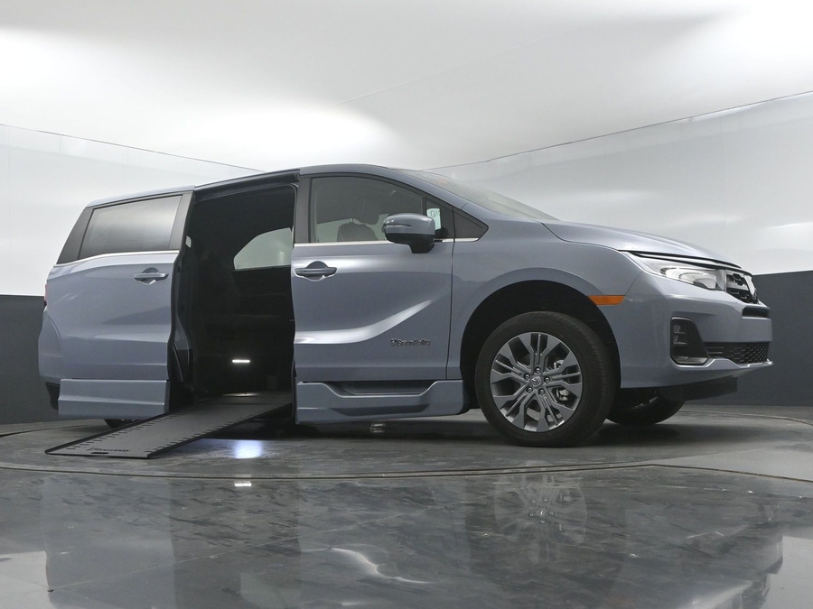 New 2025 Honda Odyssey Touring - BraunAbility Side Entry Entry In Floor Automatic Ramp