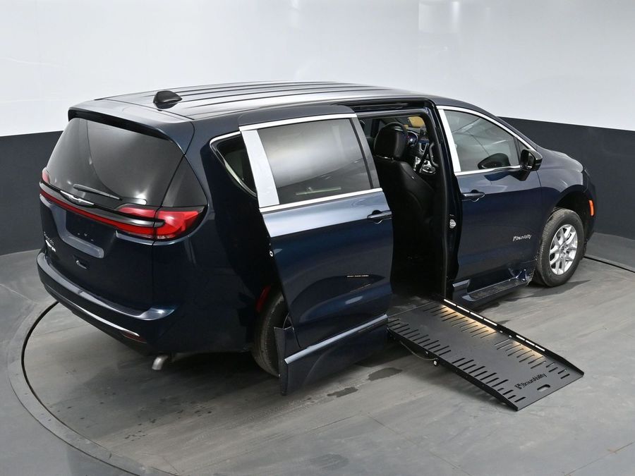 New 2025 Chrysler Pacifica Select Safety - BraunAbility Side Entry Entry Fold Out Automatic Ramp