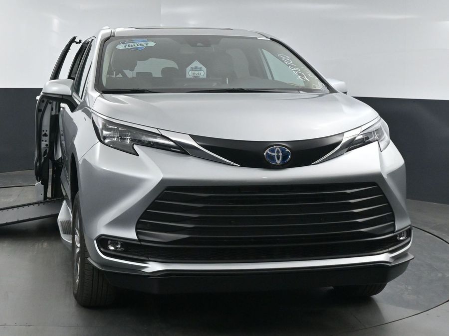 New 2025 Toyota Sienna Hybrid XLE Plus - BraunAbility Side Entry Entry In Floor Automatic Ramp