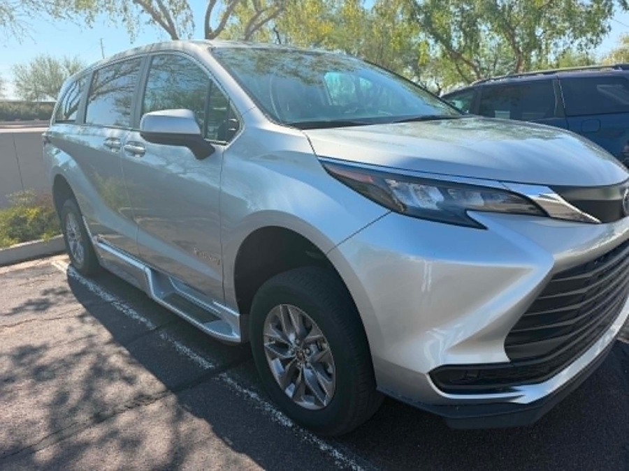 Used 2024 Toyota Sienna Hybrid LE - BraunAbility Side Entry Fold Out Automatic Ramp