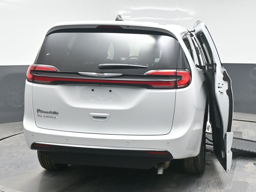 New 2025 Chrysler Pacifica Select Plus - BraunAbility Side Entry Entry In Floor Automatic Ramp