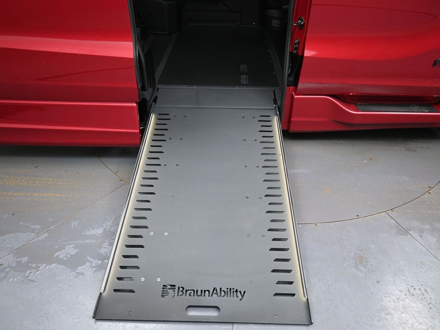 Red Honda Odyssey image number 3