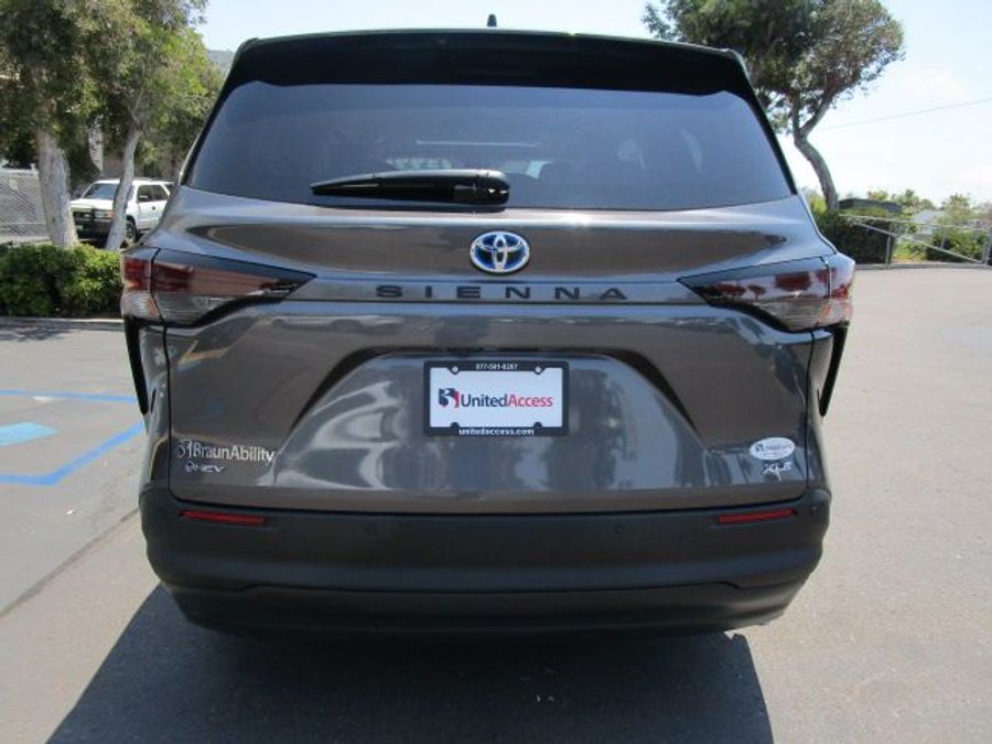 New 2025 Toyota Sienna Hybrid XLE Plus - BraunAbility Side Entry Entry In Floor Automatic Ramp