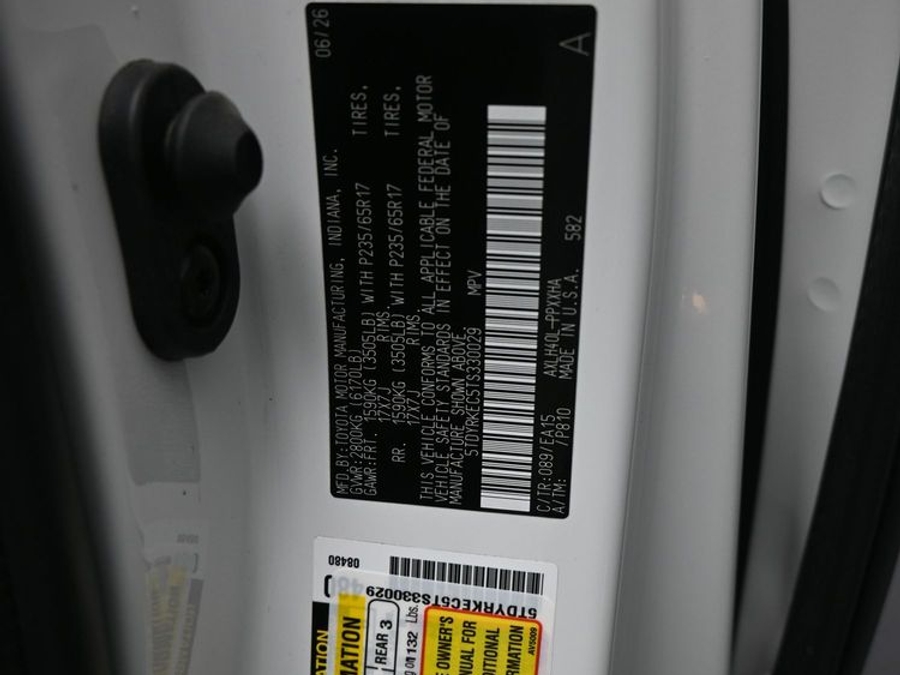 White Toyota Sienna image number 16