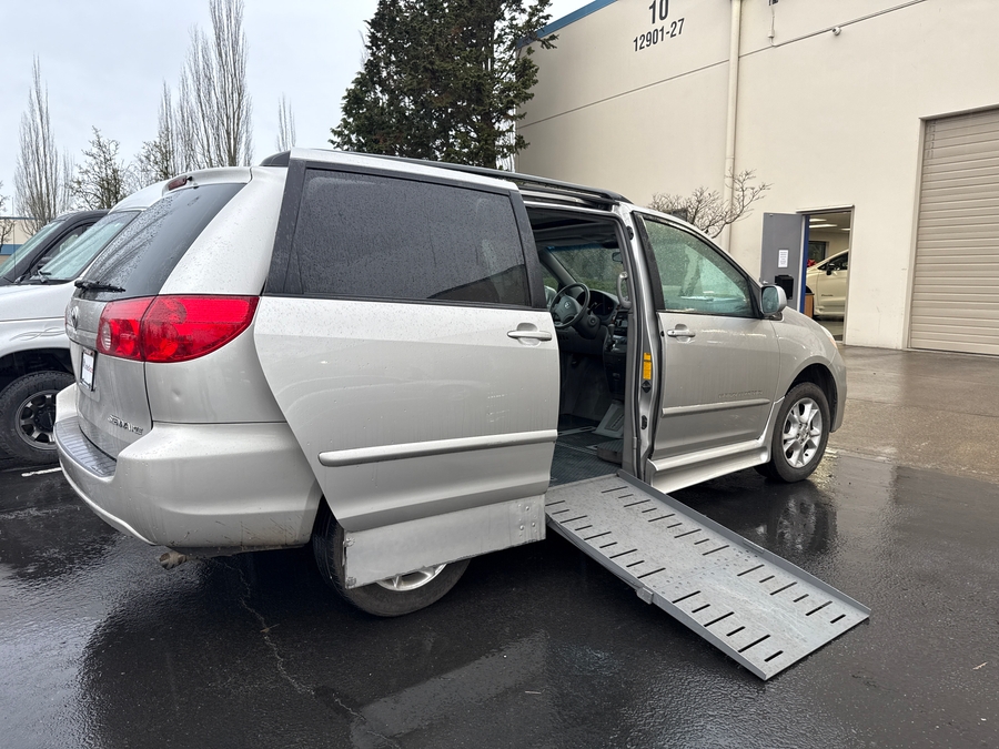 Used 2006 Toyota Sienna XLE - BraunAbility Side Entry Entry Fold Out Automatic Ramp