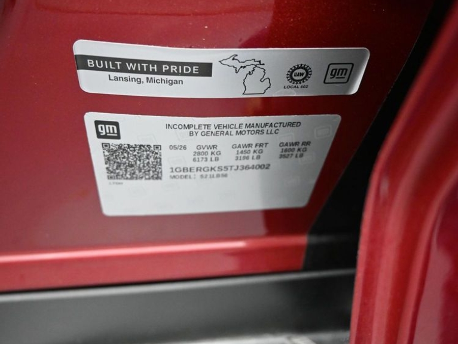 Red Chevrolet Traverse image number 8