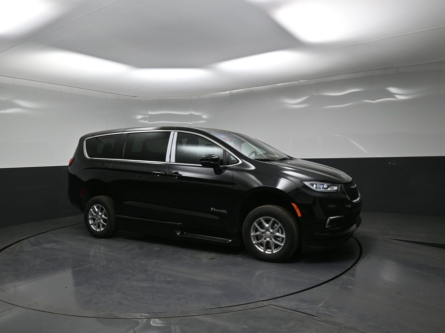 New 2025 Chrysler Pacifica Select Safety - BraunAbility Side Entry Entry Fold Out Automatic Ramp
