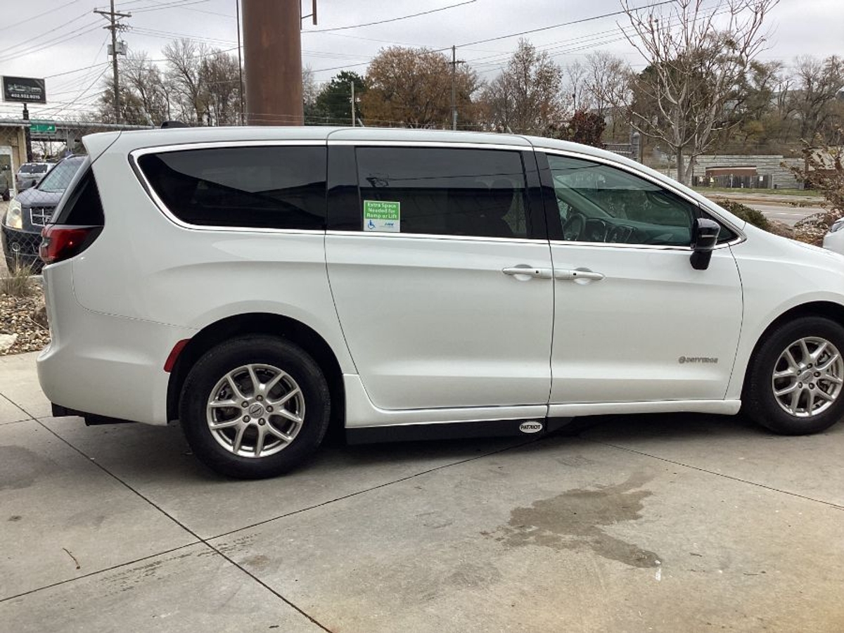 2024 CHRYSLER PACIFICA - Image 9