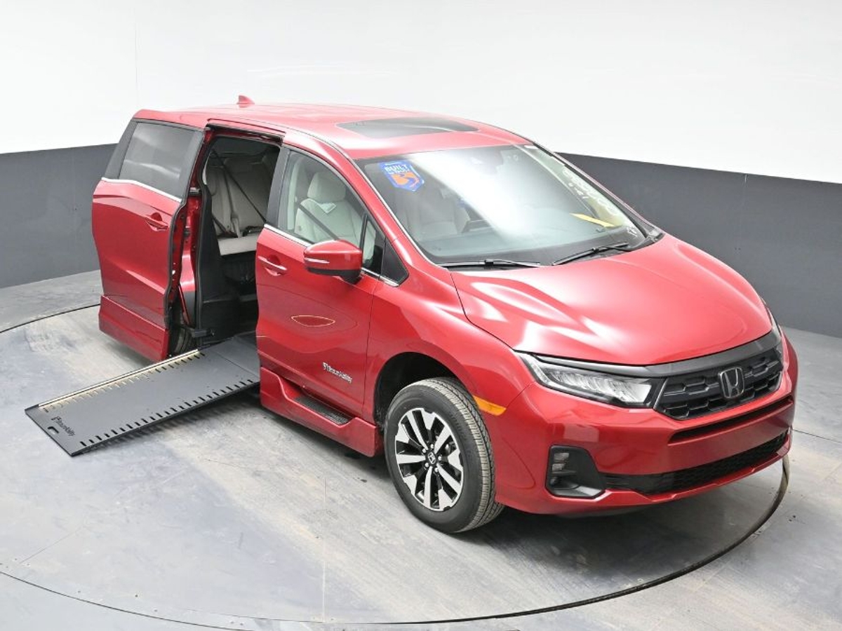 Red Honda Odyssey image number 22