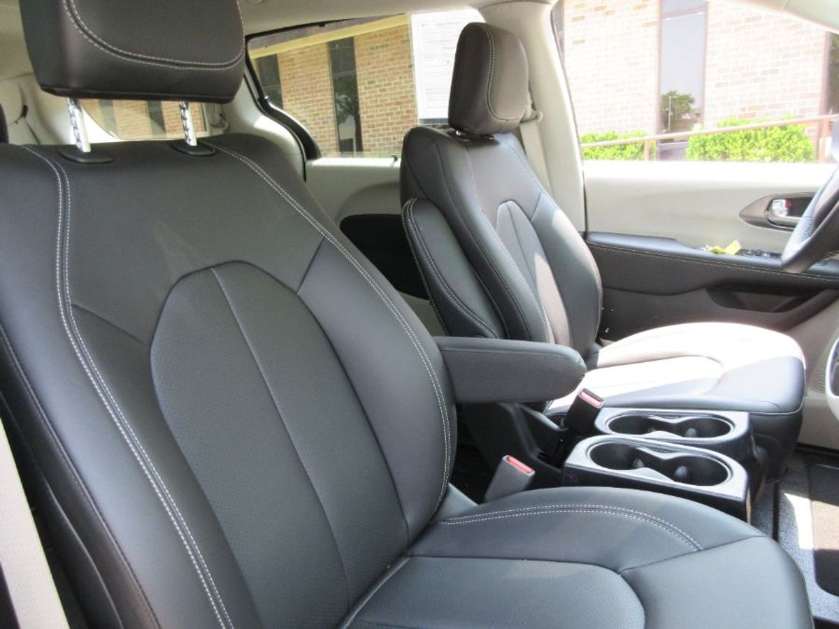 Silver Chrysler Pacifica image number 12